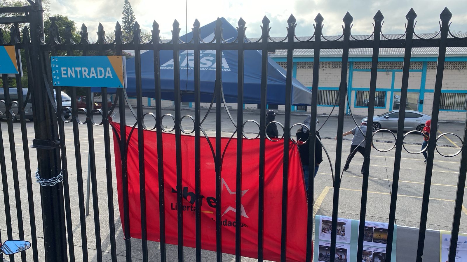 Seguidores de Libre protestan frente a ARSA exigiendo plazas de trabajo