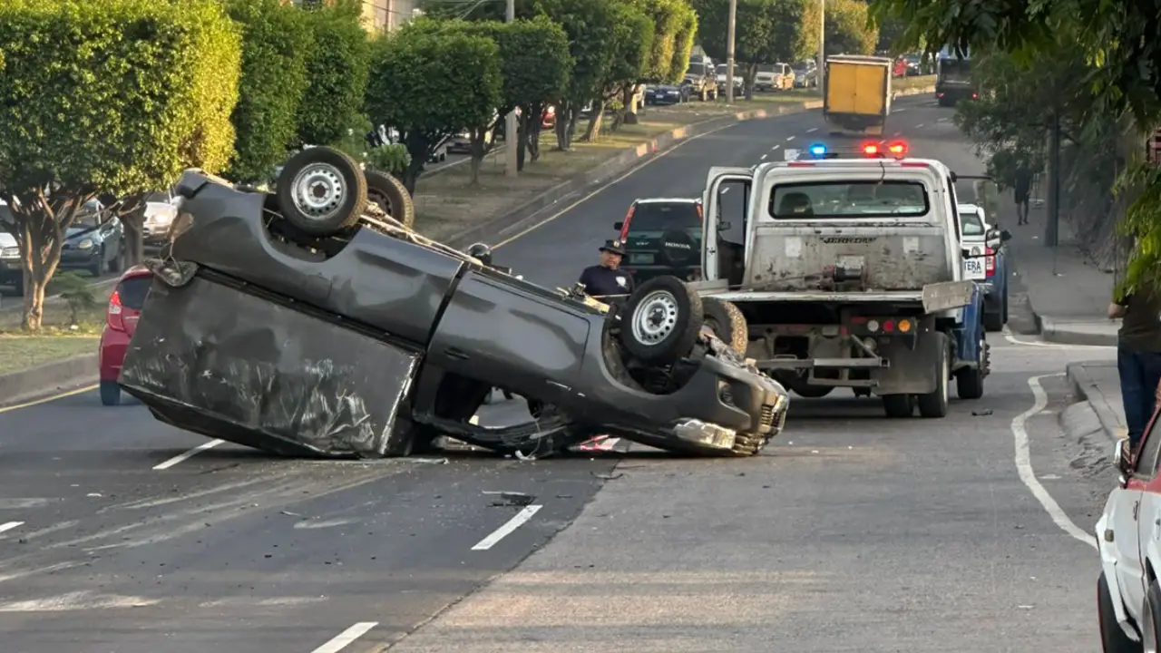 Vehículo se vuelca en el FF. AA. y provoca caos vial en Tegucigalpa