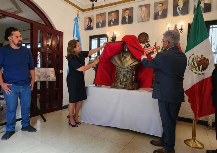 Embajada de Honduras en México devela busto en honor a José Cecilio del Valle