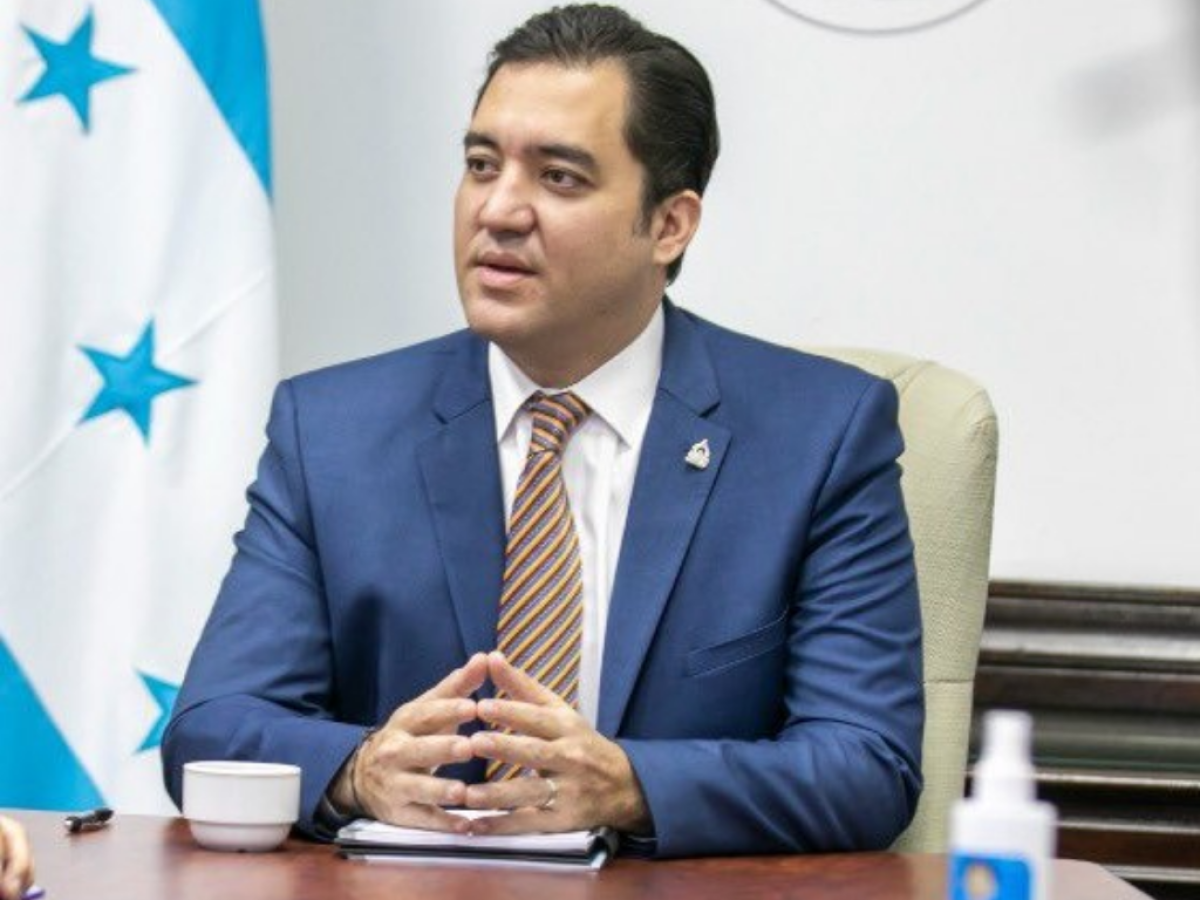 Libre abre puertas para una alianza con otro partido, anuncia secretario privado