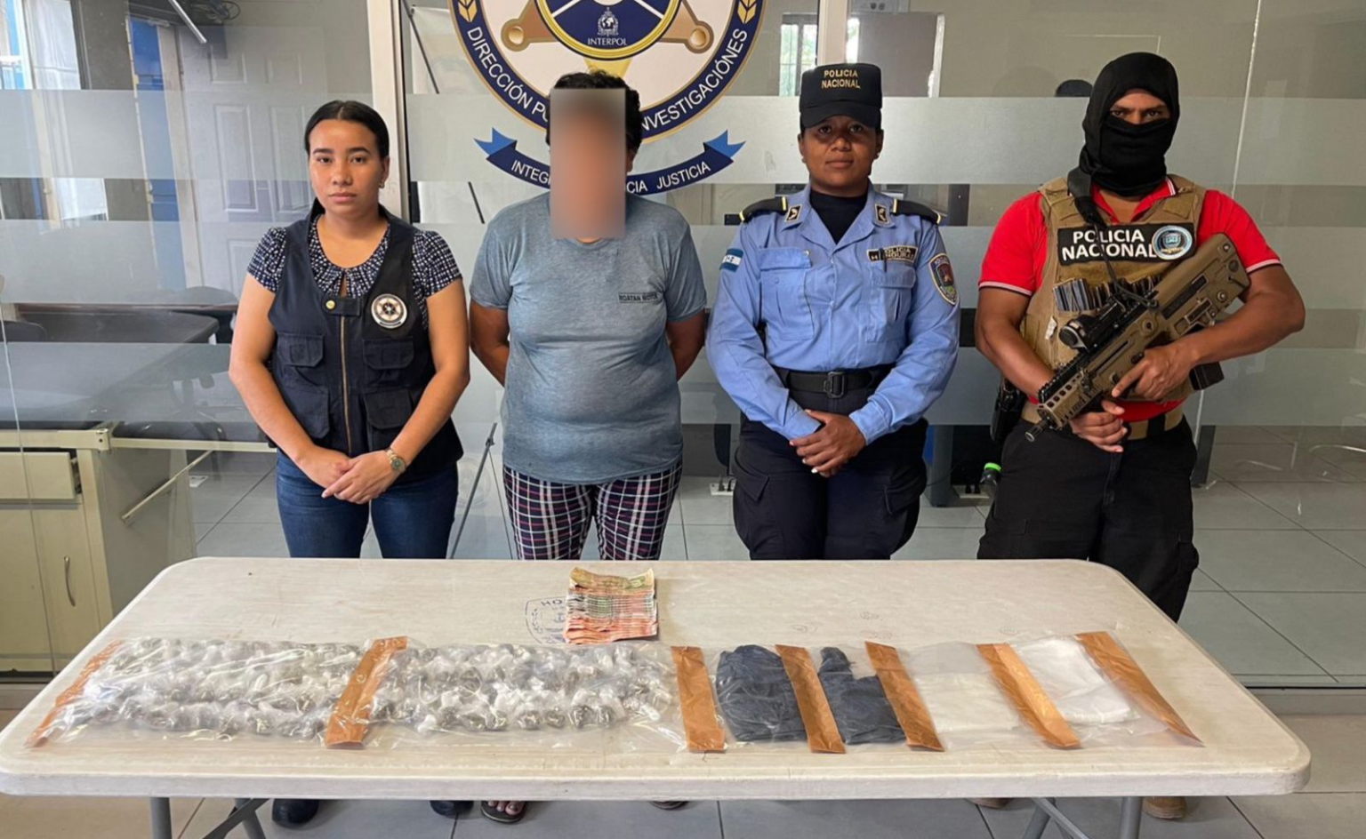 Tras allanamiento detienen a mujer en La Masica por presunto tráfico de drogas