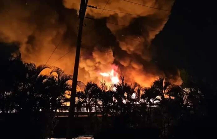 Incendio consume edificio de maquila en San Pedro Sula