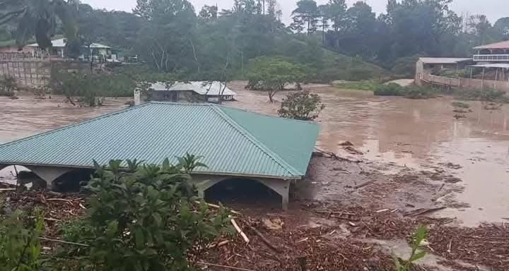 ¡Trágico! Familias afectadas por las lluvias abandonan viviendas ante derrumbes en Dolores Merendón, Ocotepeque