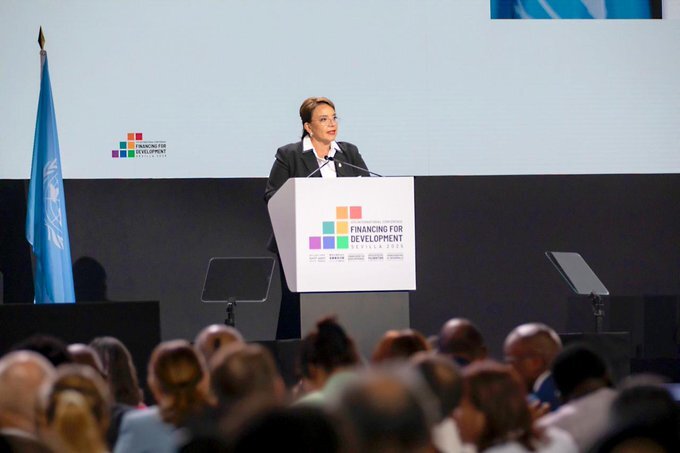 Presidenta Xiomara Castro se refiere a la “narcodictadura” del gobierno anterior, y vuelve a pedir la ley de justicia tributaria para que las “10 familias” paguen impuestos en foro internacional