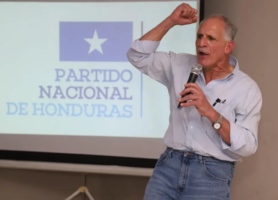 Con la misma vara que nos han medido que lo hagan con el escándalo de Sedesol, pide Asfura 