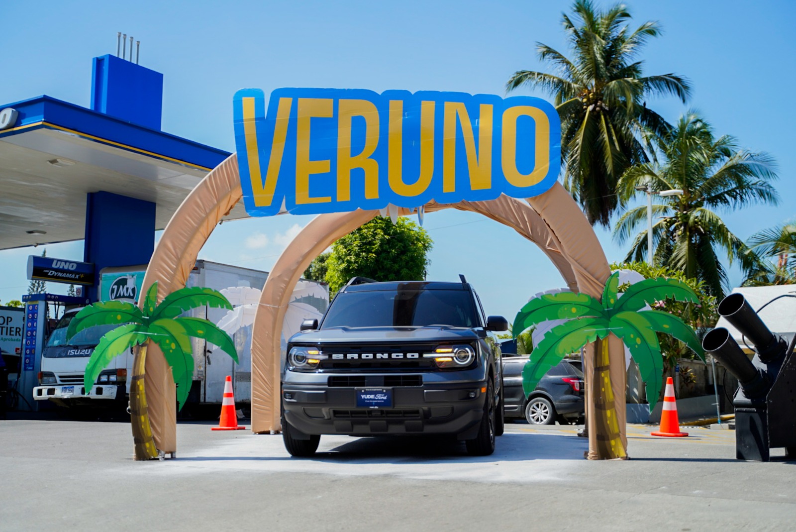 Gasolineras UNO hace entrega de la tercera Ford Bronco en la Ciudad de Puerto Cortes, como parte de su promoción “Regresó el Veruno”