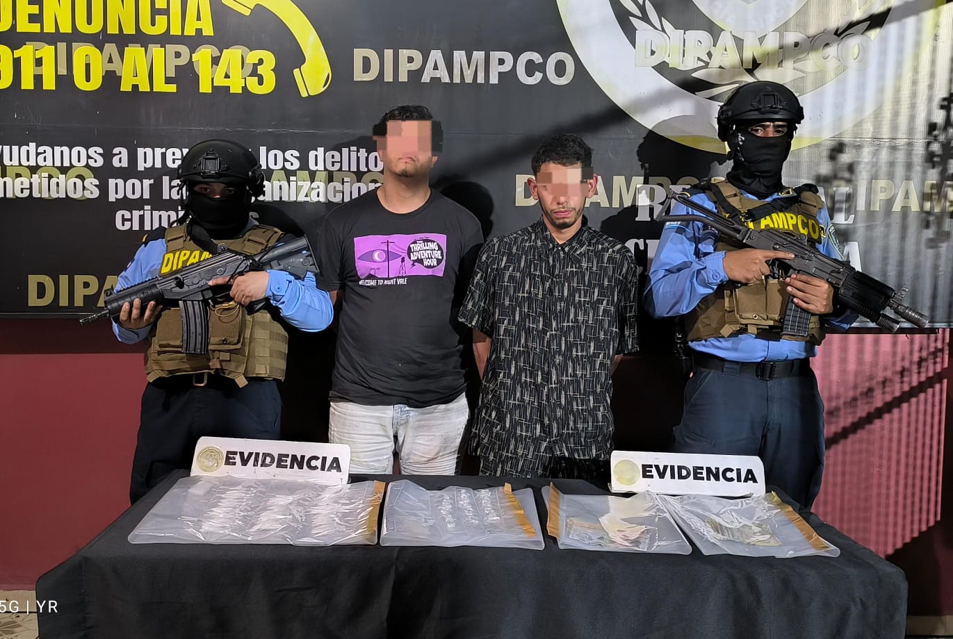 DIPAMPCO en articulación con DIPOL capturan a dos distribuidores de droga en el barrio El Calvario, municipio de San Marcos de Colón
