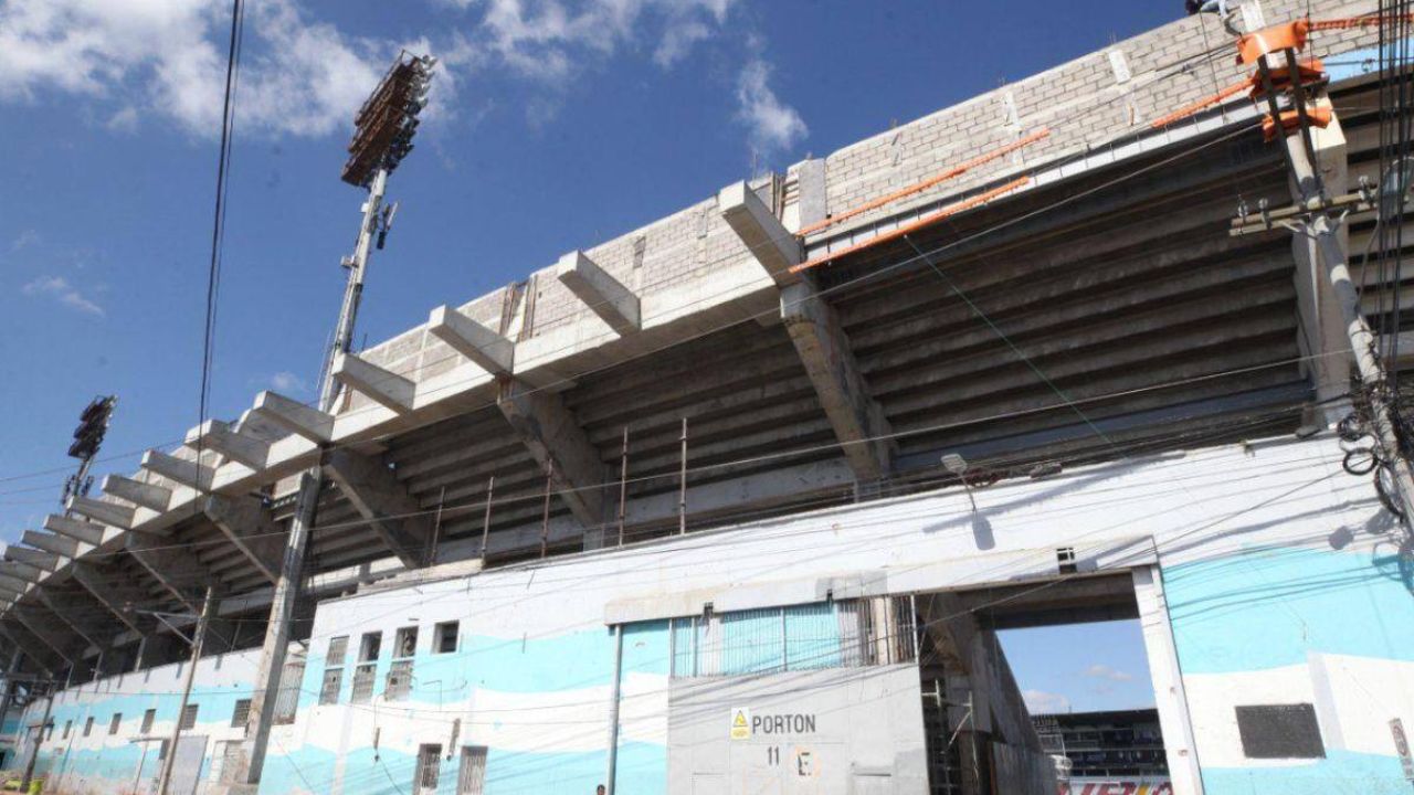 ¡Sin medicinas pero con “estadio de primer mundo”! Al menos 123 millones de lempiras costarán trabajos de construcción del techo y centro comercial en el Estadio Nacional