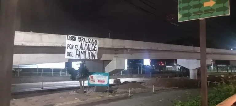 “Obra paralizada por el alcalde del familión”: denuncian abandono del paso a desnivel en el bulevar Juan Pablo II