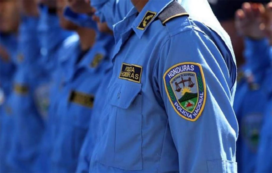 Detienen a policías por presuntamente haber robado el dinero de hondureño que vendió una vaca para tratamiento de su hija