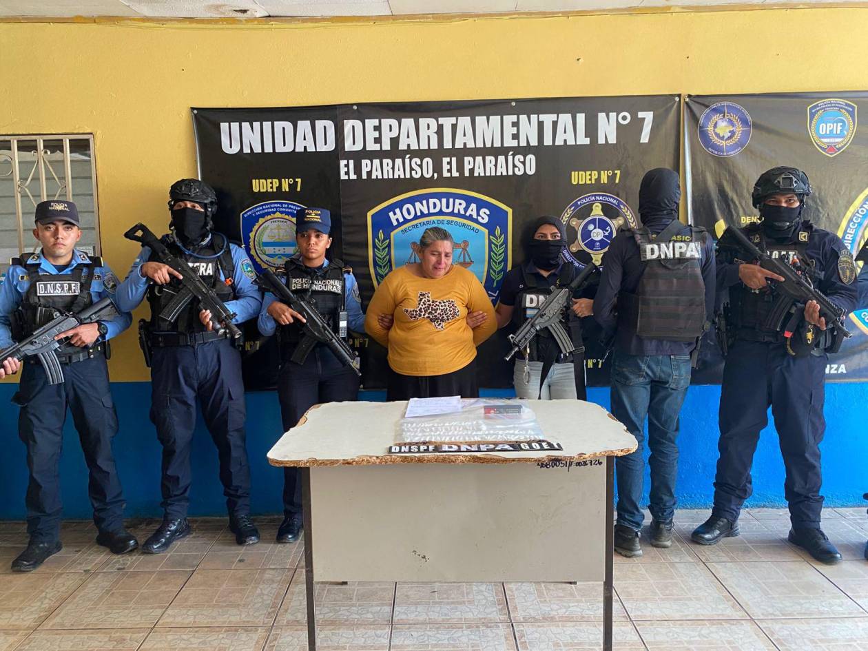 Policía Nacional captura a “La Señora de Acero” con supuesta cocaína camuflada entre hilos de costura