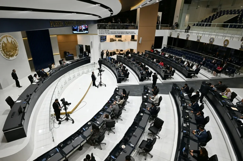 La Asamblea Legislativa de El Salvador aprueba la reelección presidencial indefinida