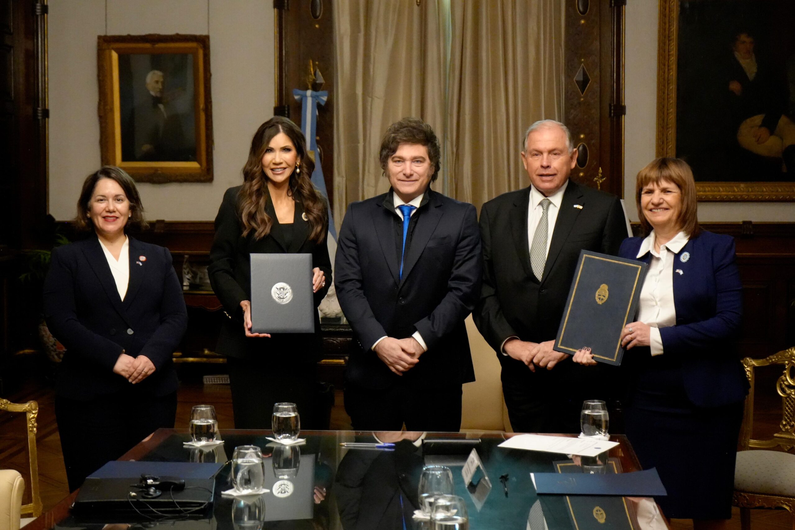 La secretaria Noem pone en marcha el proceso para que Argentina vuelva al Programa de Exención de Visa