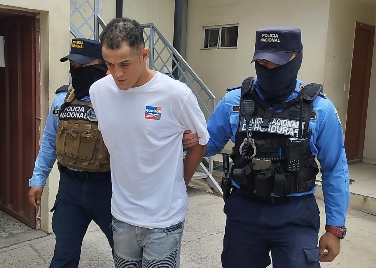 DIPAMPCO captura a miembro de la Pandilla 18 que pretendía trasladar un arsenal como encomienda hacia la zona norte del país