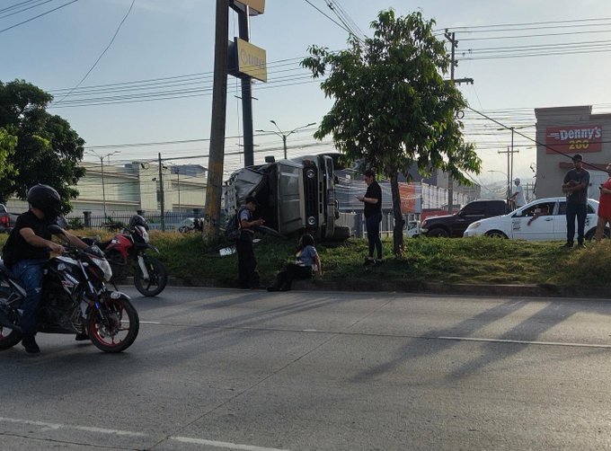 Conductor de una camioneta arrolla a una mujer tras intentar quitarse a un motociclista imprudente dejando al menos dos heridos más