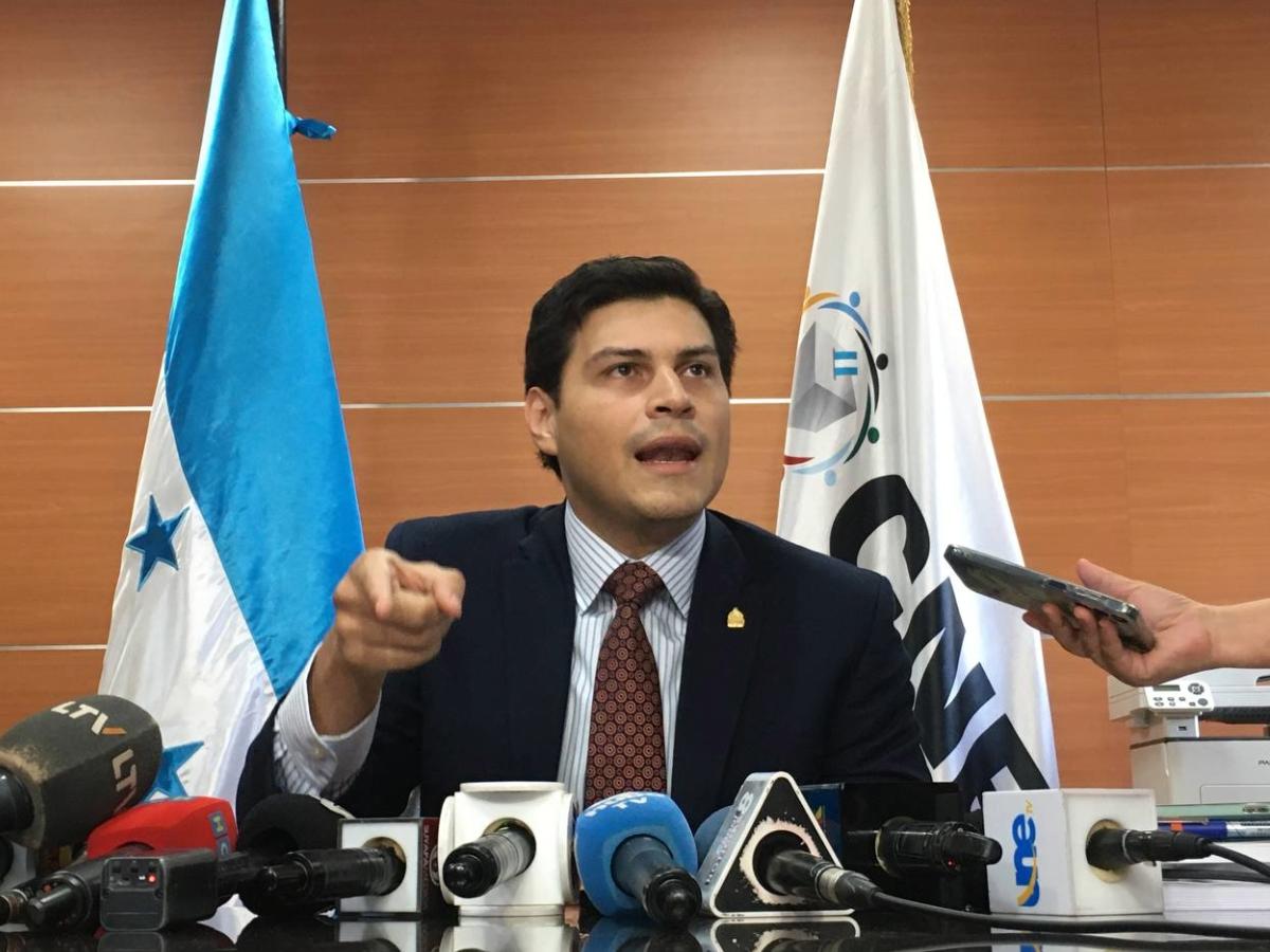 Crece la exigencia para que el ministerio público actúe ante denuncias contra Marlon Ochoa