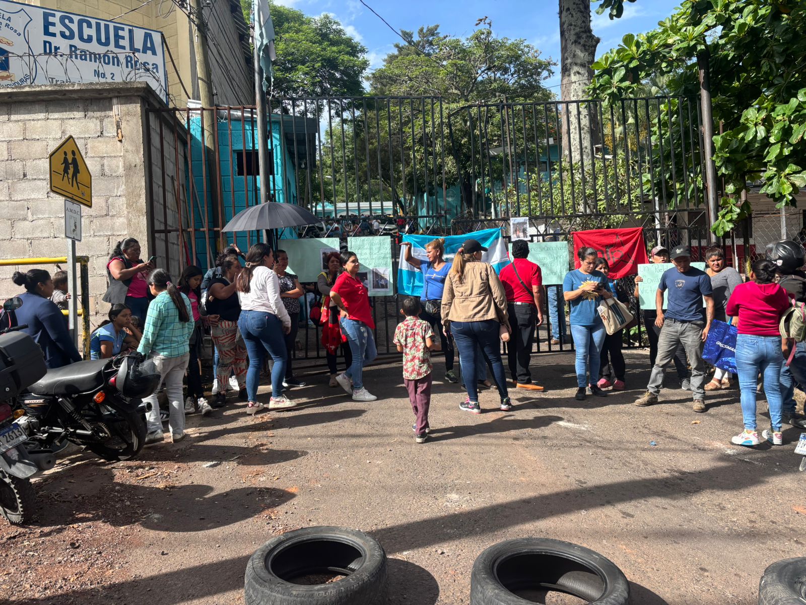 Vecinos de Lomas del Diamante realizan plantón y exigen a la AMDC elección limpia de Junta Directiva