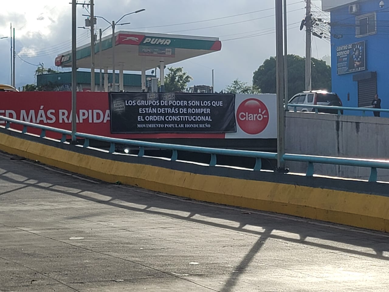 Mensaje controversial del movimiento popular aparece en puentes de Tegucigalpa y es retirado en cuestión de horas