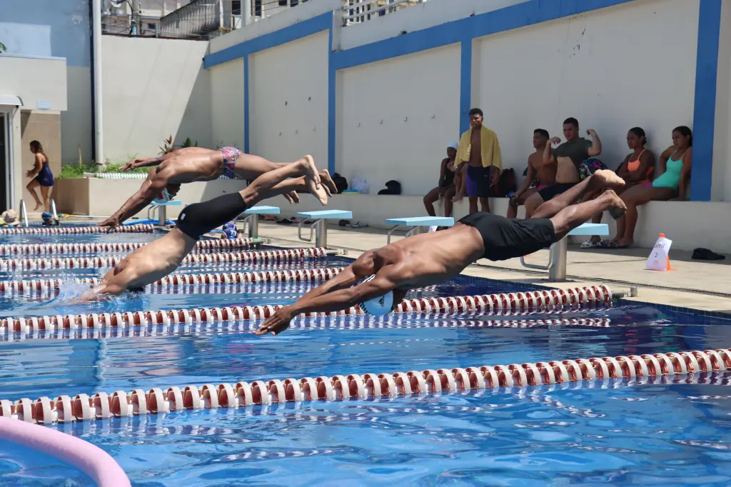 ¡Positivo! Ocho estudiantes representarán a la Universidad en natación en los JUDUCA 2025 en Honduras