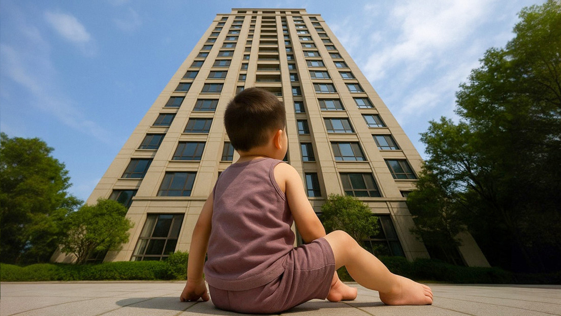 Un niño de 3 años cae del piso 18 y sobrevive gracias a un árbol