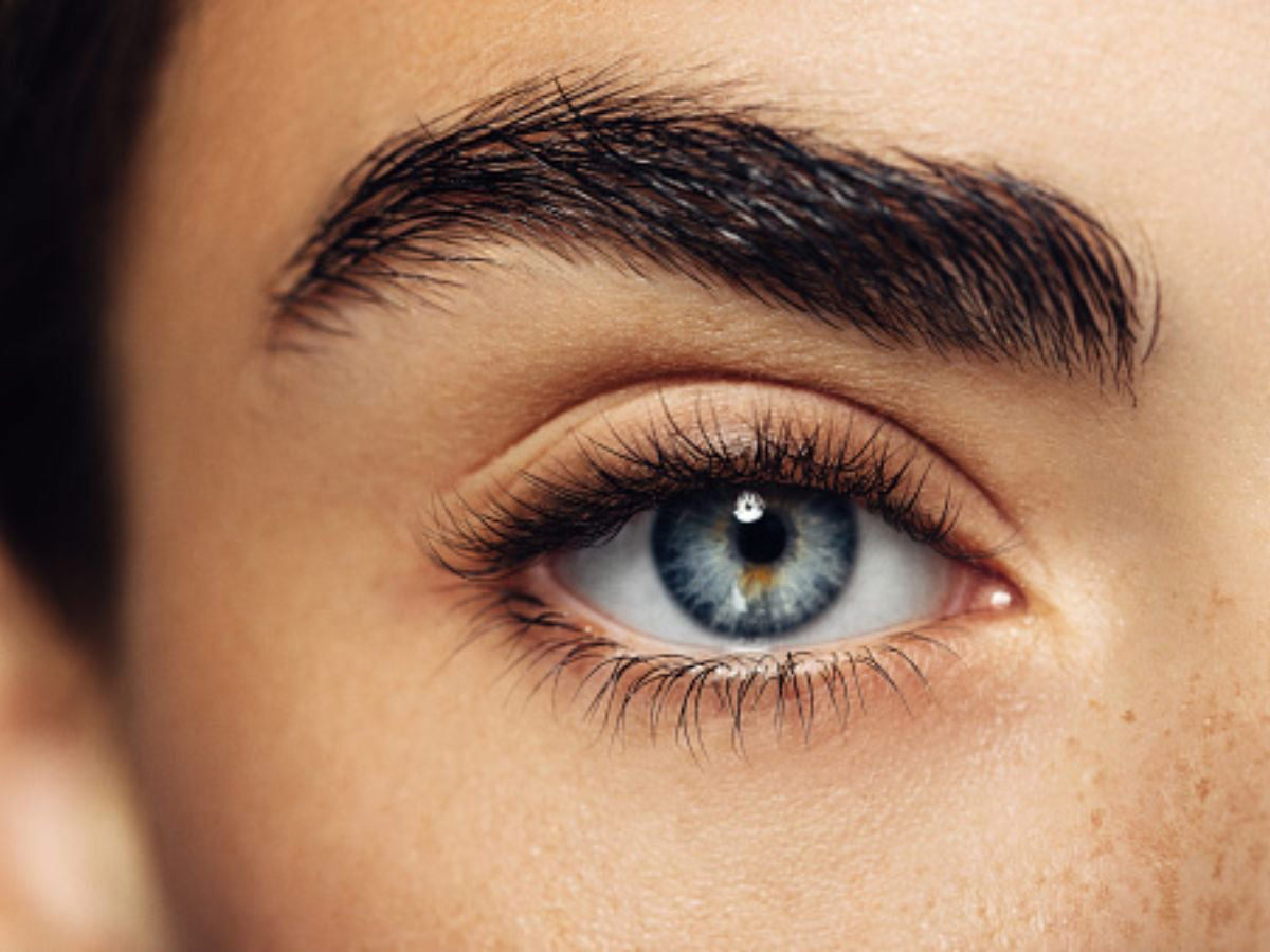 ¿Qué significa que las mujeres usen cejas gruesas según expertos en Psicología?