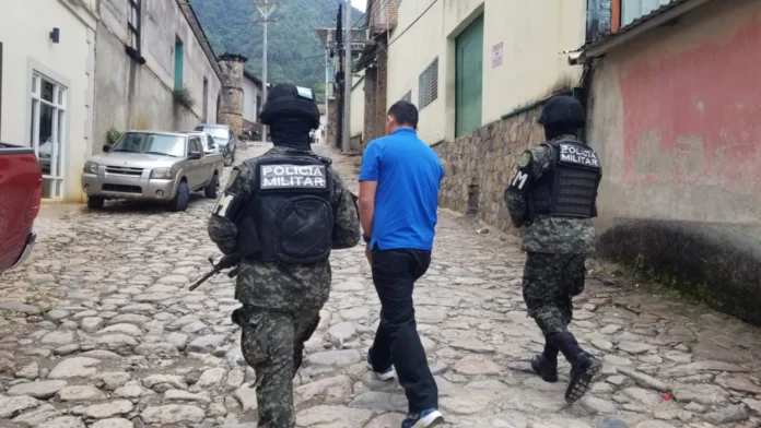 Agente penitenciario es requerido por intentar introducir cargadores y municiones a “La Tolva”