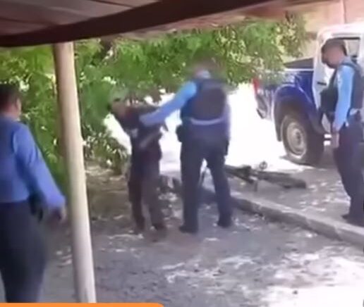 ¡INDIGNANTE! Policía agrede a una persona de la tercera edad