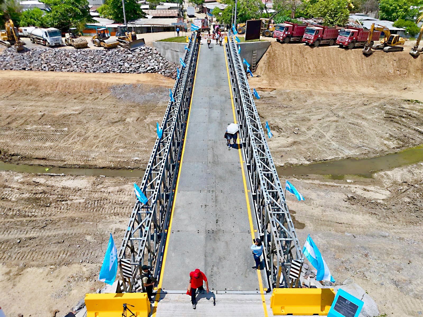 ¡Diferencia abismal! Critican inauguración de puente bailey en san pedro sula y lo comparan con modernos puentes recién construidos por Nayib Bukele en El Salvador