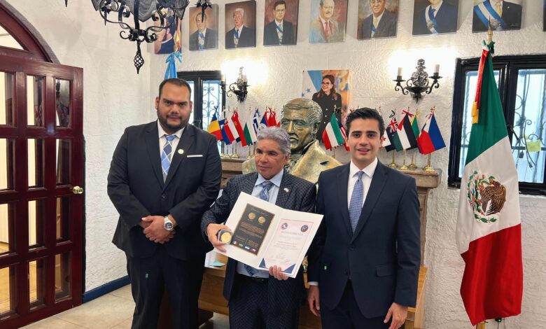 Entregan medalla de oro al Cónsul Héctor Amador por su trayectoria diplomática y defensa de migrantes en México.