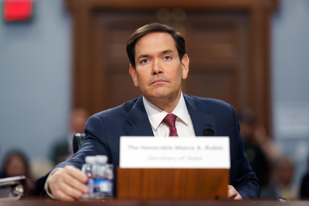 Secretario Rubio dice que a Maduro hay que enfrentarlo con algo más que recompensas