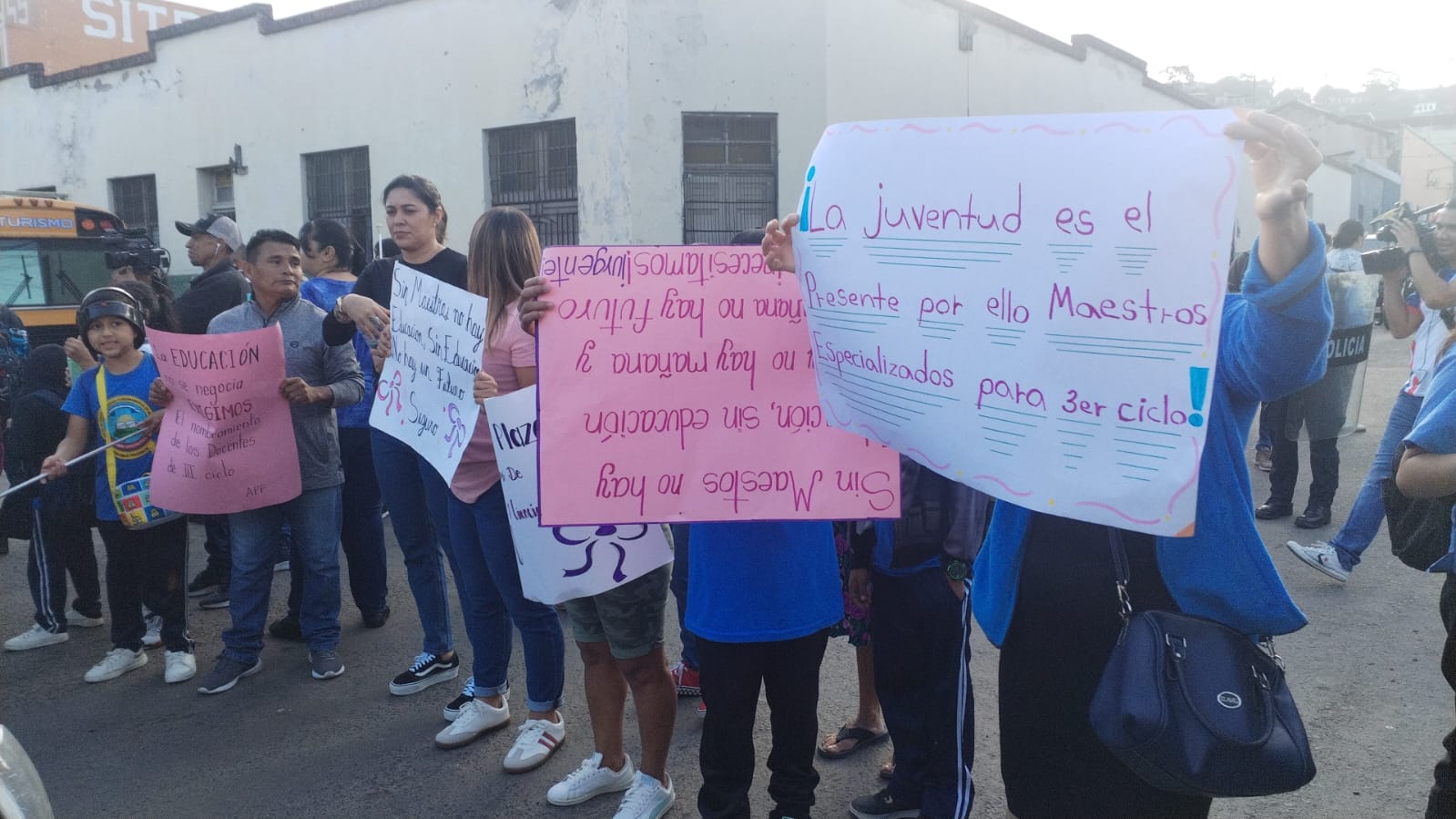 Padres de familia de la Escuela Álvaro Contreras se toman la calle del puente El Chile exigiendo un maestro de ciencias y matemática