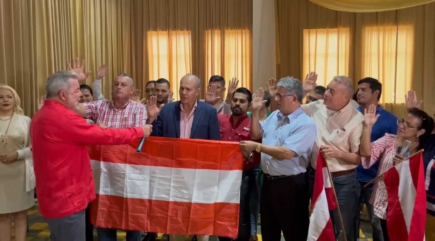 Juramentan como miembros del Partido Liberal a 40 abogados que formaron parte de Comisión Jurídica de Libre