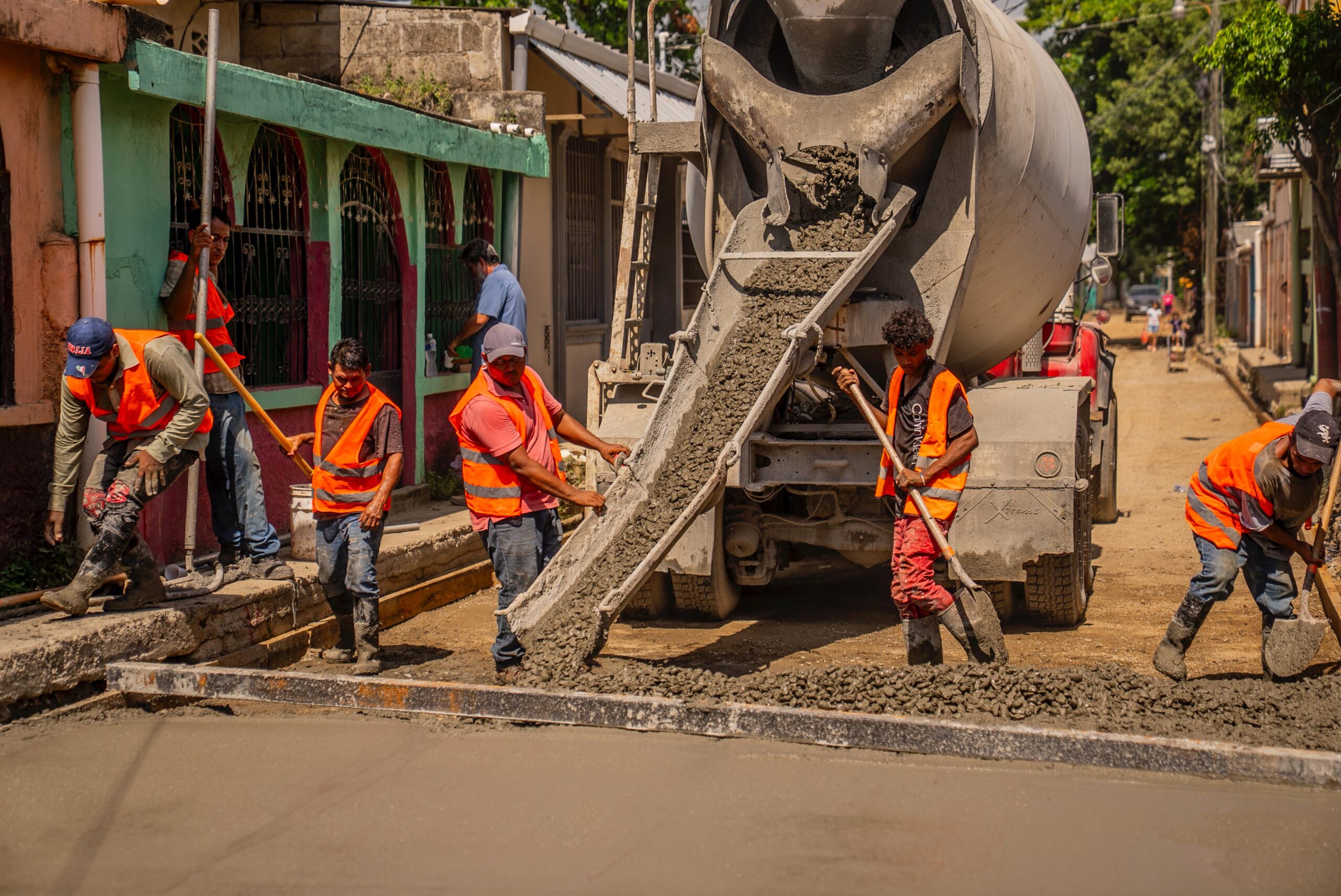 Administración del alcalde Roberto Contreras ejecuta proyecto de pavimentación en calle principal de las colonias Sabillón Cruz, Fe y Esperanza y San José, sector Chamelecón