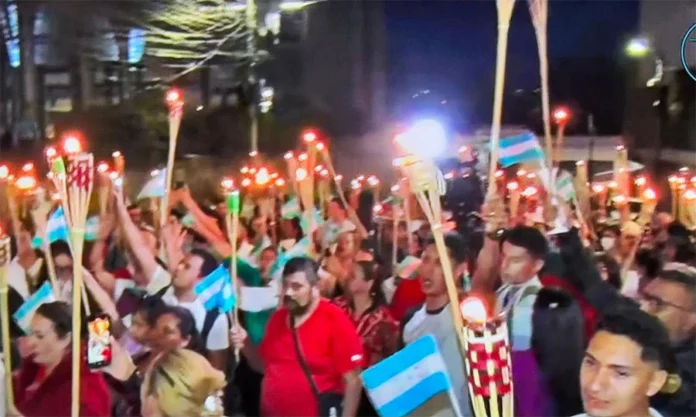 Multitudinaria marcha de antorchas por militantes liberales para implorar por paz y elecciones limpias en Honduras