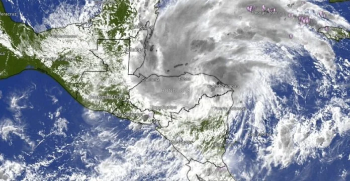 Onda tropical ya cruza territorio hondureño y saldrá del país este miércoles