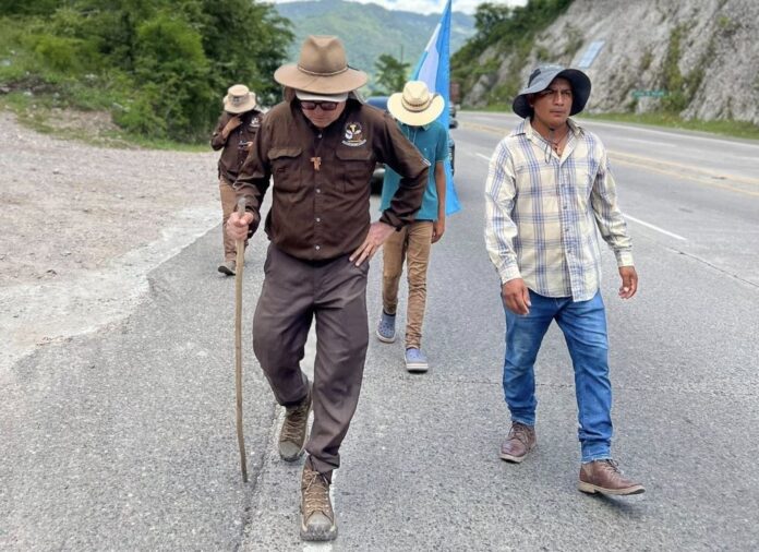 Padre Leopoldo Serrano llega al sexto día de la caminata con los pies llagados
