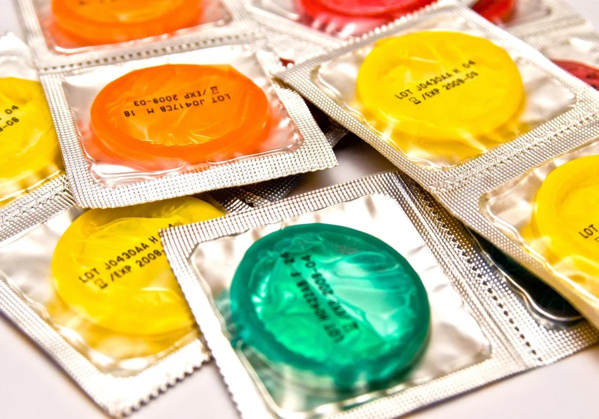 ¿Sabes qué son los preservativos semáforo? Una colorida revolución contra las ETS