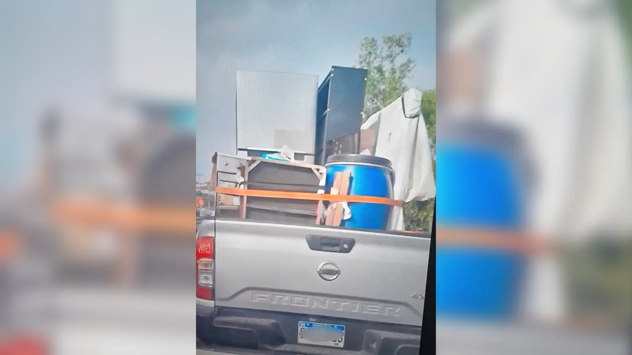 Usuarios en redes viralizan carro del gobierno haciendo flete de mudanza