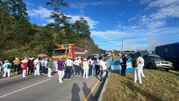 Enfermeros auxiliares mantienen protestas tras 16 días de conflicto con la SESAL