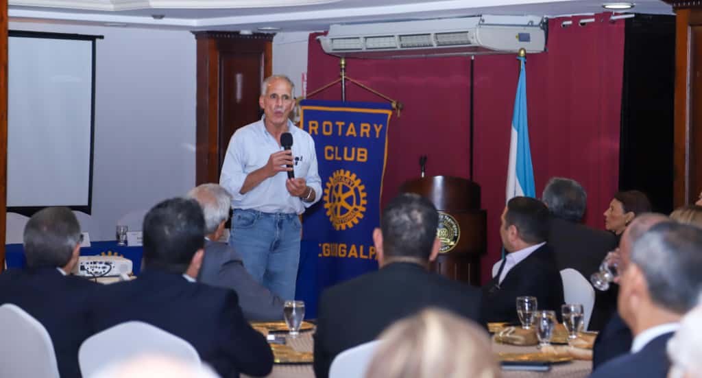 Papi a la Orden comparte su visión de país en conversatorio con el Club Rotario de Tegucigalpa