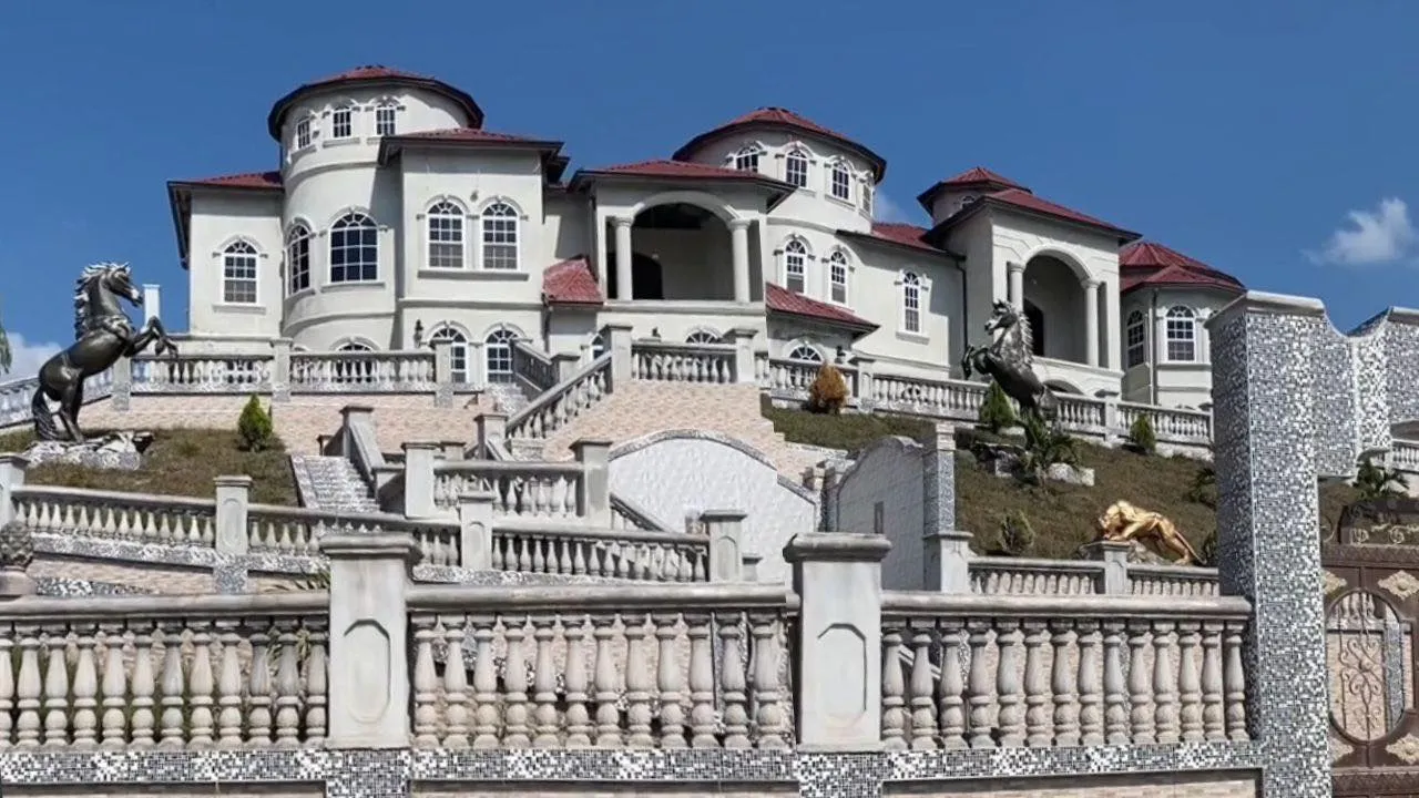 Hondureño regresa de EEUU y ahora es sensación tras construir con sus ahorros un “palacio” en Lempira
