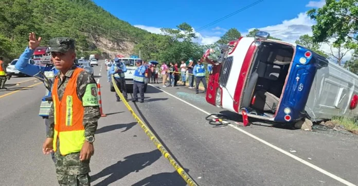 Padre e hijo mueren en volcamiento de bus en la carretera CA-5