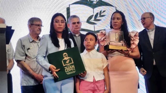 Iglesia Católica lanza primera edición del “Premio Juan López” y entregan reconocimiento a la familia del ambientalista