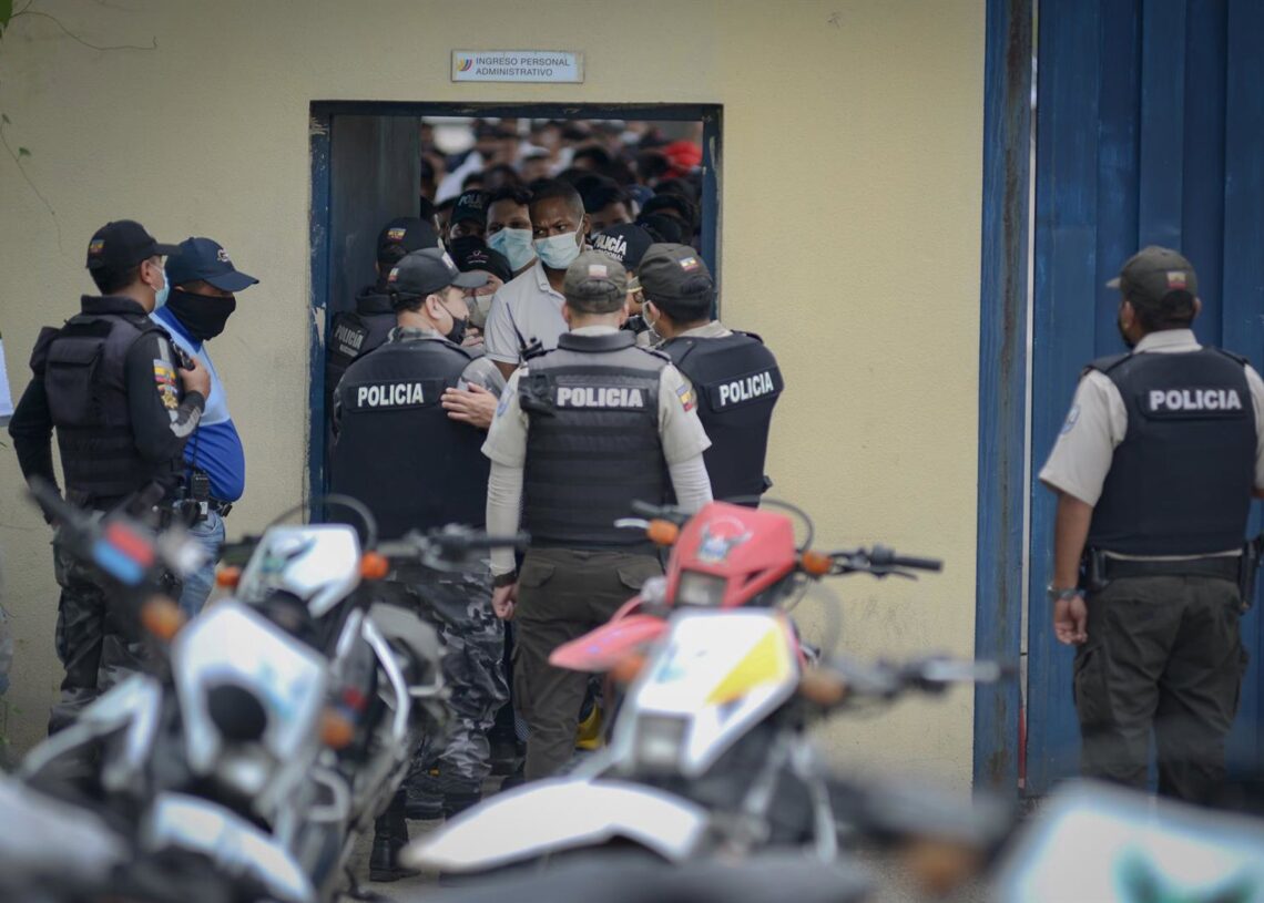 Al menos 14 fallecidos en un enfrentamiento en una cárcel del sur de Ecuador