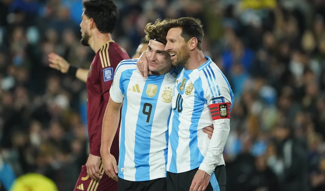 Messi hizo dos goles en su despedida y la Argentina brilló con un 3-0 ante Venezuela