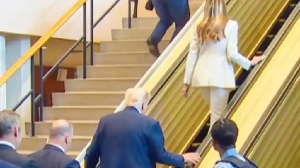 Donald y Melania Trump protagonizan momento incómodo en escaleras de la ONU
