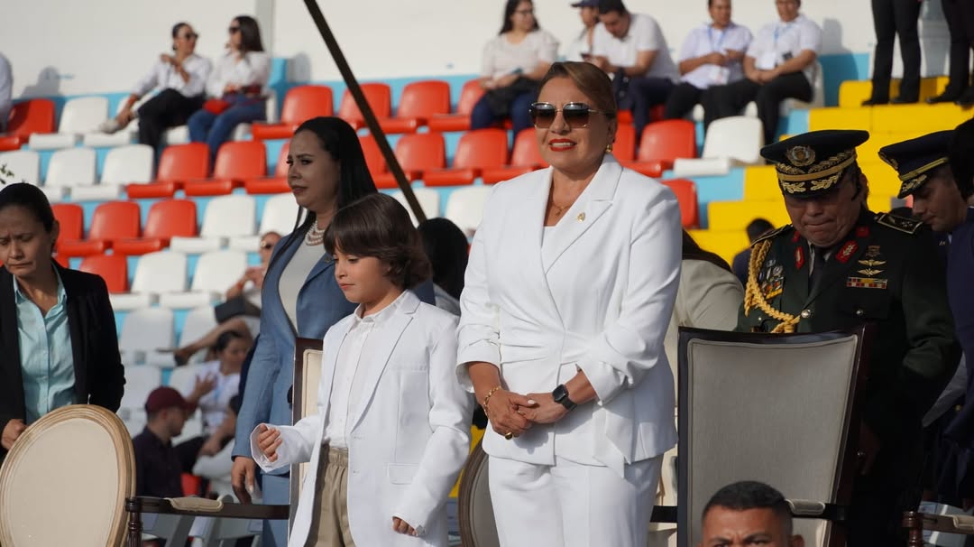 Tras su ausencia en actos iniciales de la independencia patria, presidenta Xiomara Castro llegó al estadio nacional para presenciar los desfiles patrios
