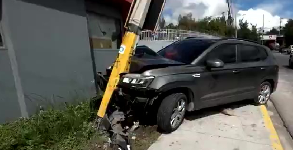 Camioneta impacta poste del tendido eléctrico en la colonia Loarque, Tegucigalpa