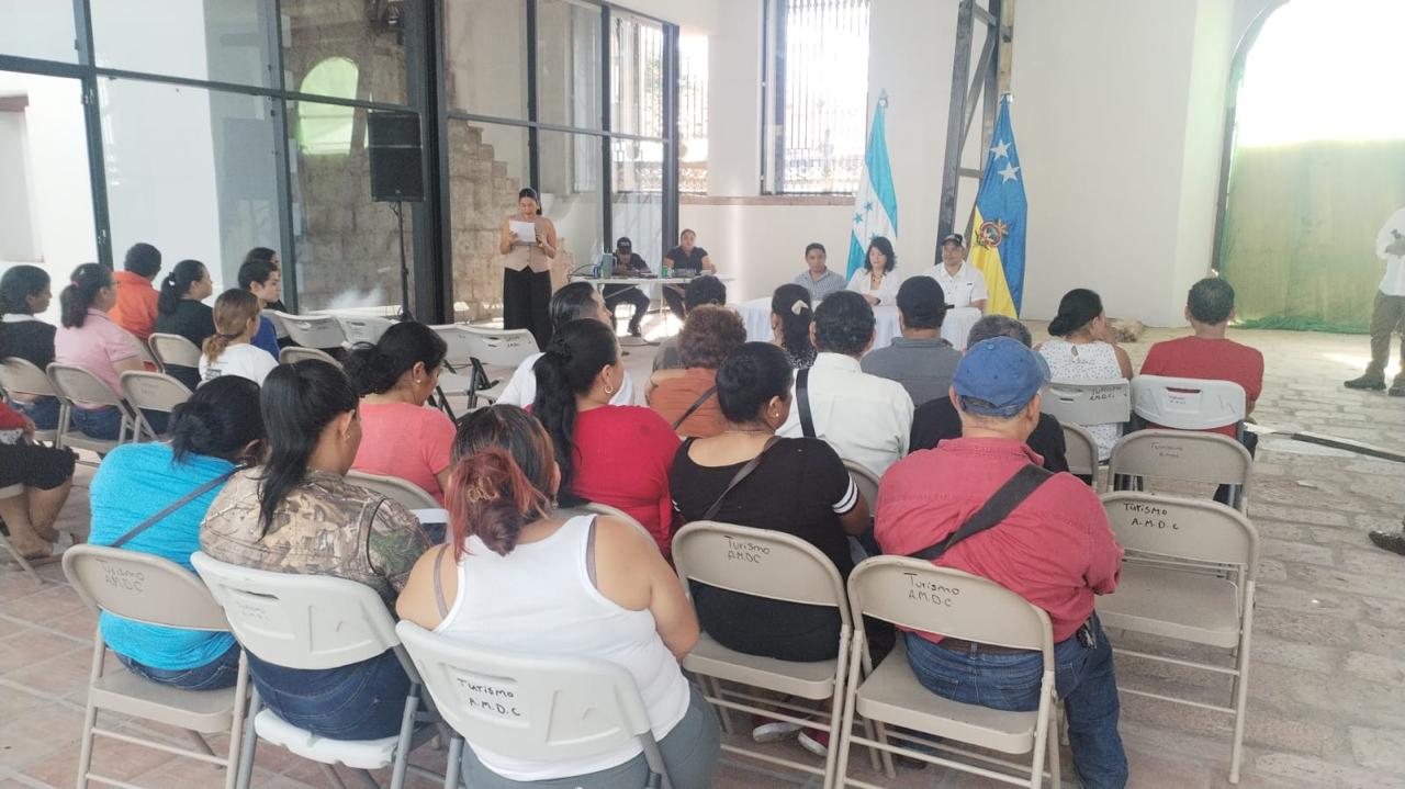 Propietarios y empleados de negocios afectados por incendio en el centro histórico reciben apoyo económico de la AMDC