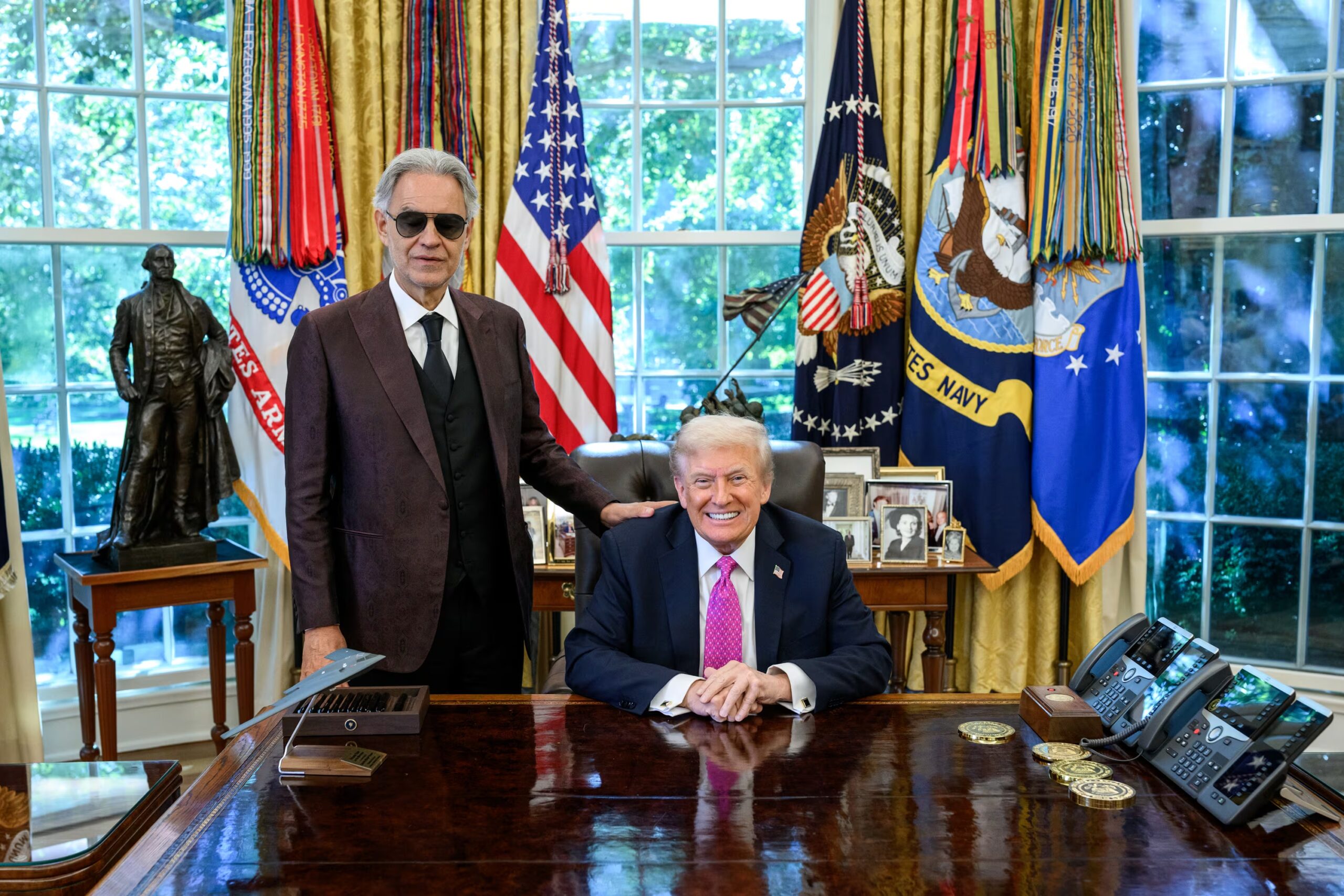 Andrea Bocelli canta a Trump en el Despacho Oval